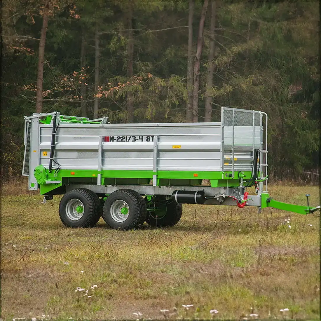 b63e51aaa5ecef14deb6d72224133cc7.webp Miststreuer Tandemachser mit 8 Tonnen Ladefähigkeit Nutzlast – Bild 1